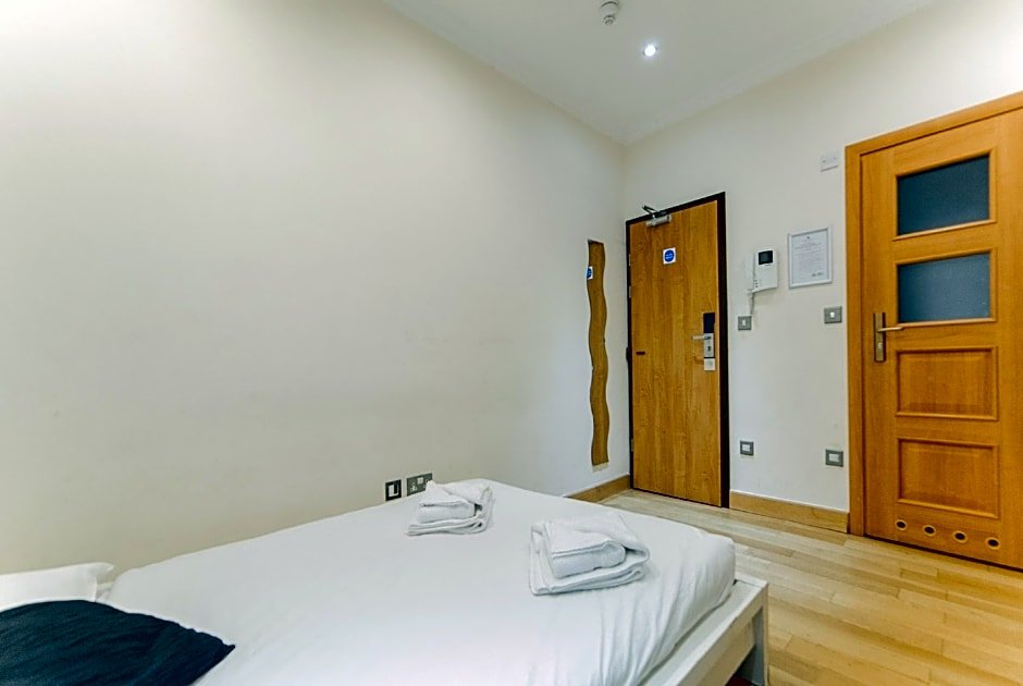 Фото The Crescent Hyde Park