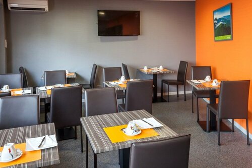 Гостиница Logis Hôtel les Voyageurs в Тйе