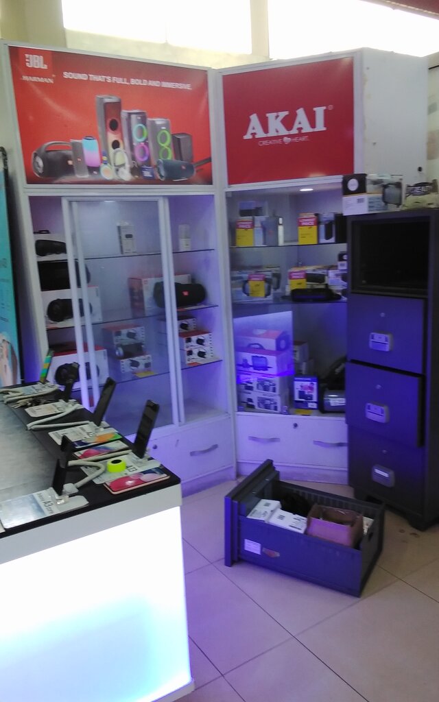 Retail equipment Akai, Accra, photo