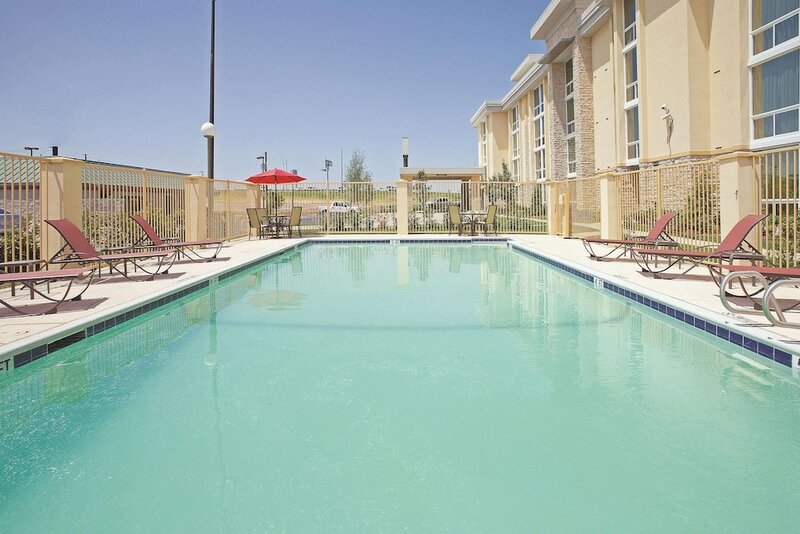 Гостиница La Quinta Inn & Suites by Wyndham Dallas I-35 Walnut Hill Ln в Далласе