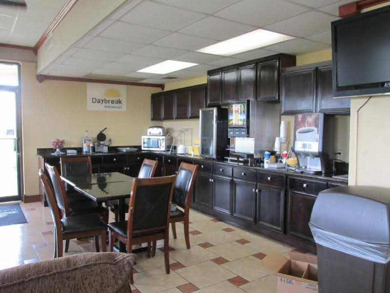 Фото Days Inn by Wyndham Lake Charles