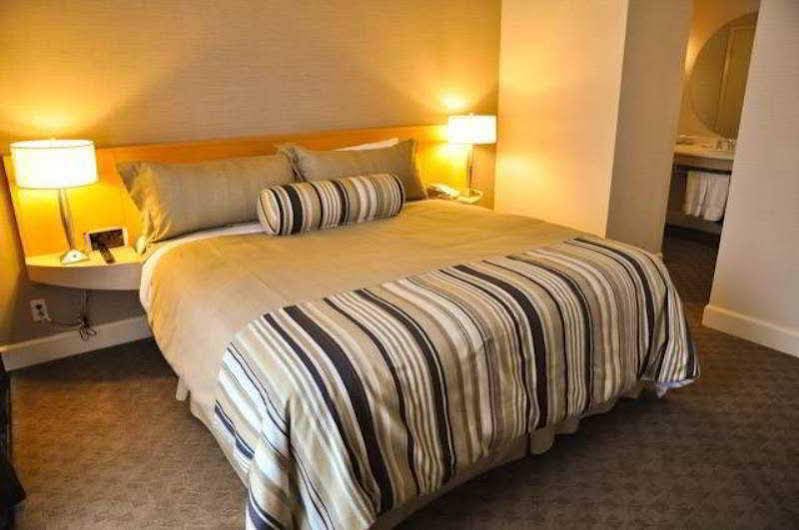 Фото Sandman Signature Vancouver Airport Hotel & Resort