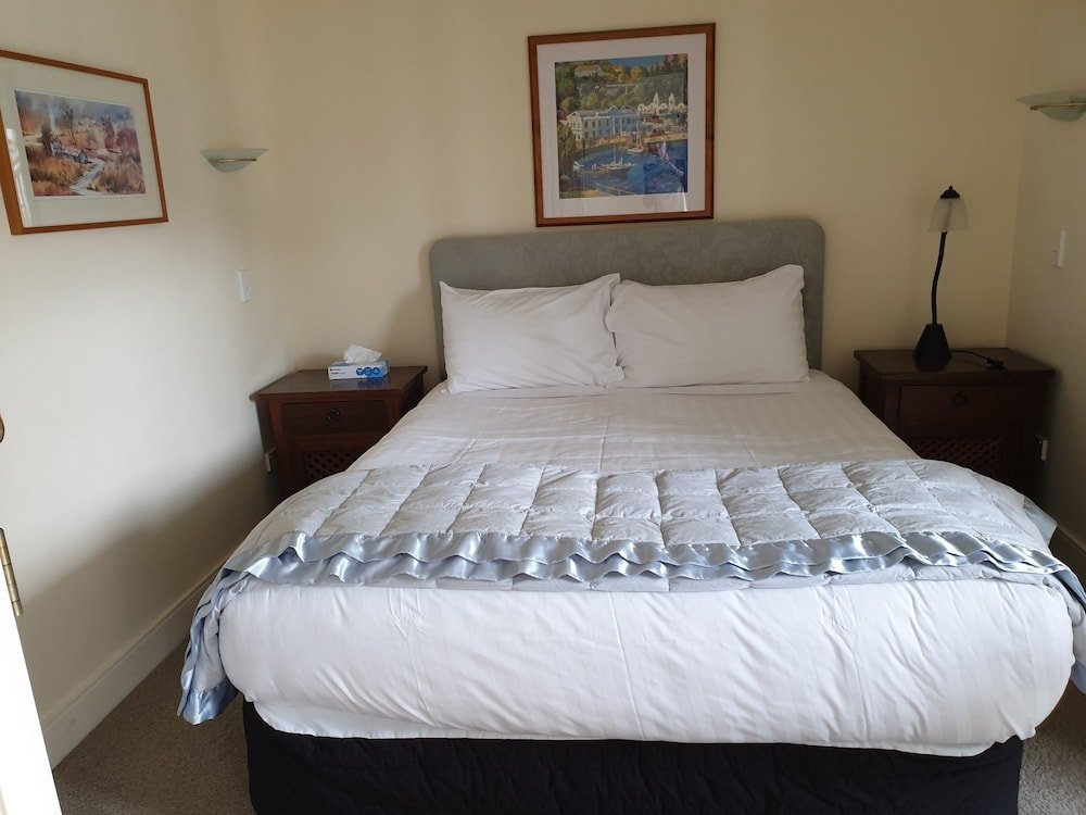 Фото Akaroa Village Inn