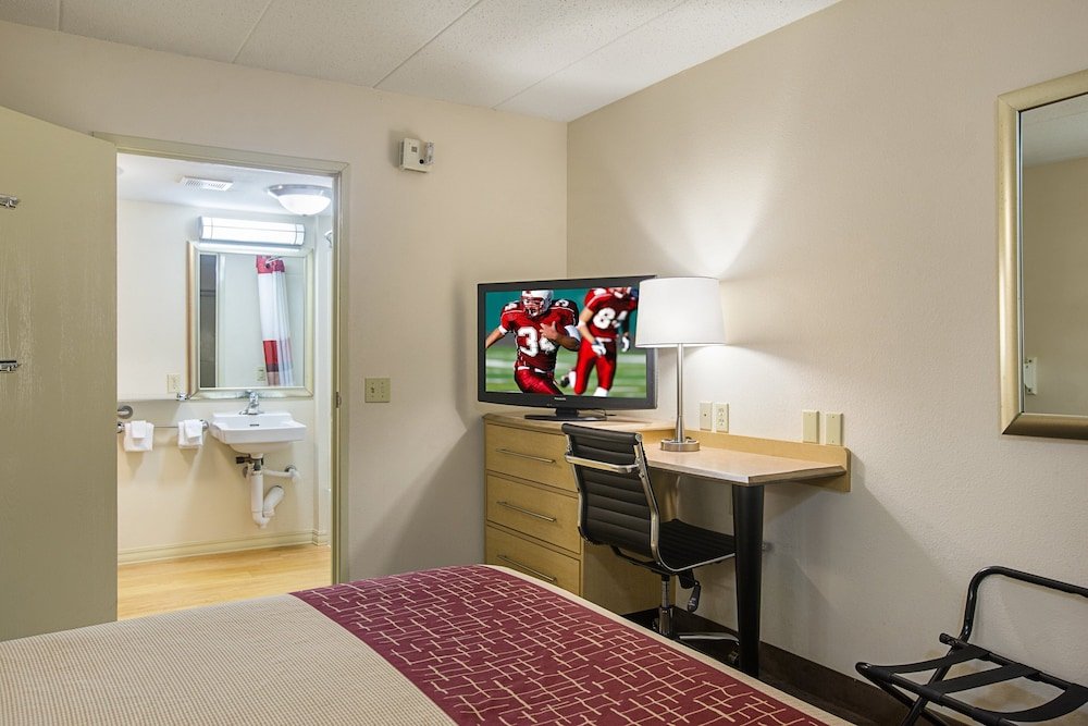 Фото Red Roof Inn Detroit - Farmington Hills