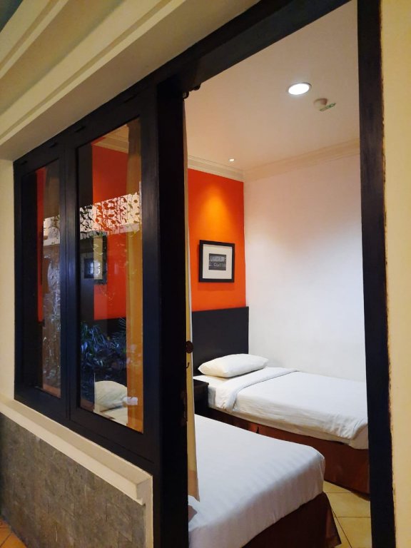 Фото Lotus Garden Hotel