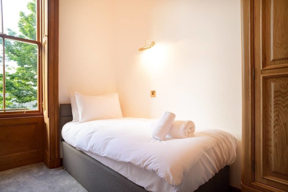 Фото 5 Bedroom Apt Near Meadows & George Square