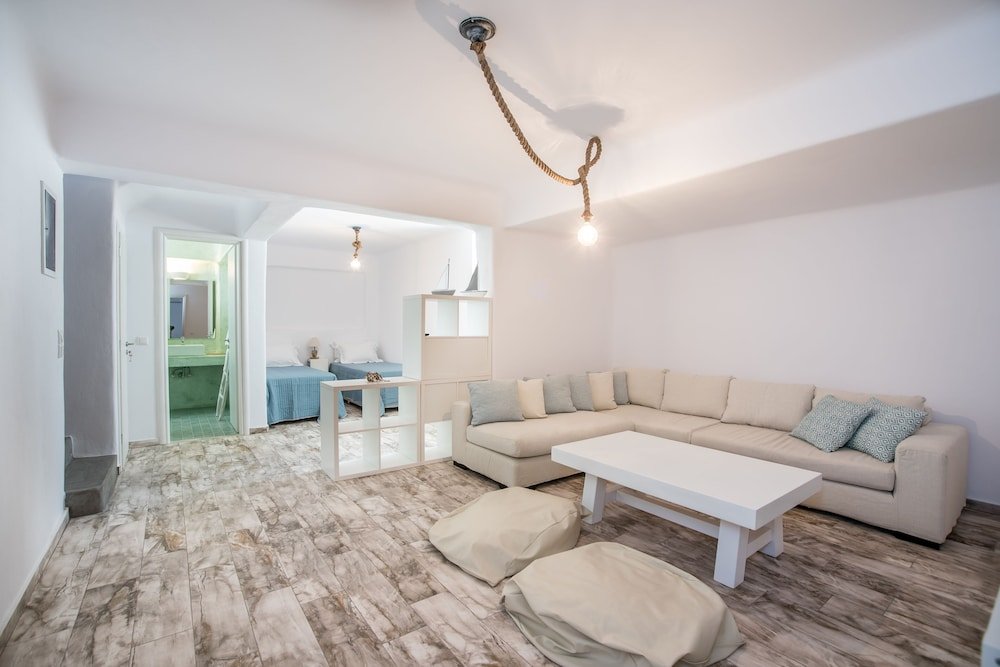 Фото Funky holiday home with pool, next to the beach by VillaRentalsgr