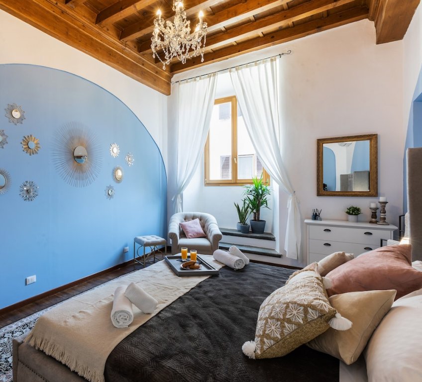 Фото A Florence Palace - 4 Bedroom Apt - Santa Croce