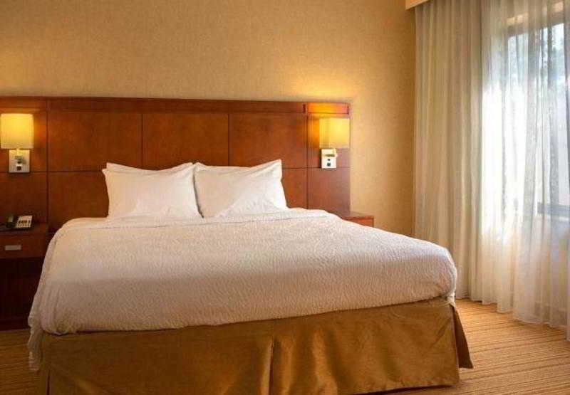 Фото Courtyard by Marriott Newark Liberty International Airport