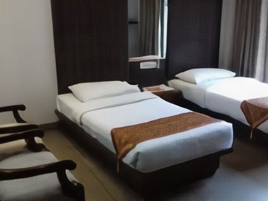 Фото Fabhotel Phoenix Hospitality