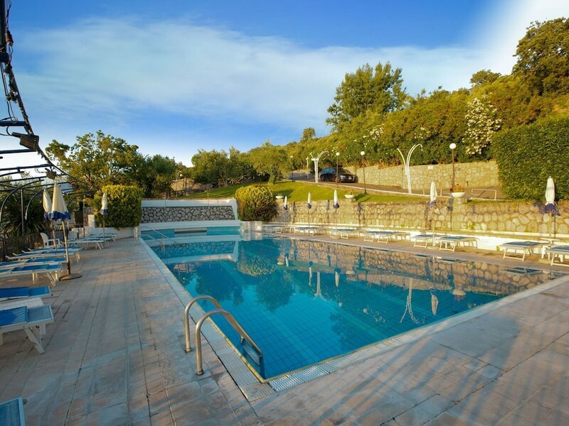 Жильё посуточно Luxurious Mansion in Massa Lubrense With Swimming Pool