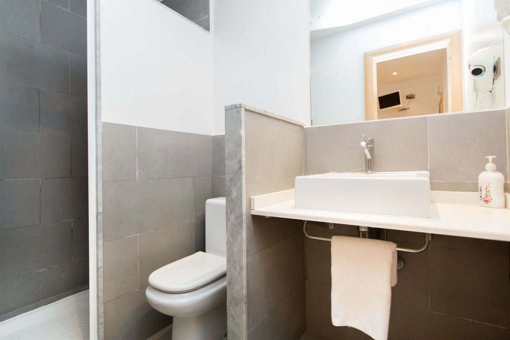 Фото AinB Las Ramblas Colón Apartments