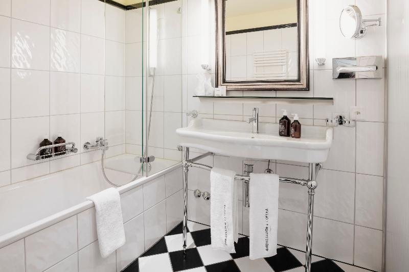 Фото Ambassador Hotel Zriuch