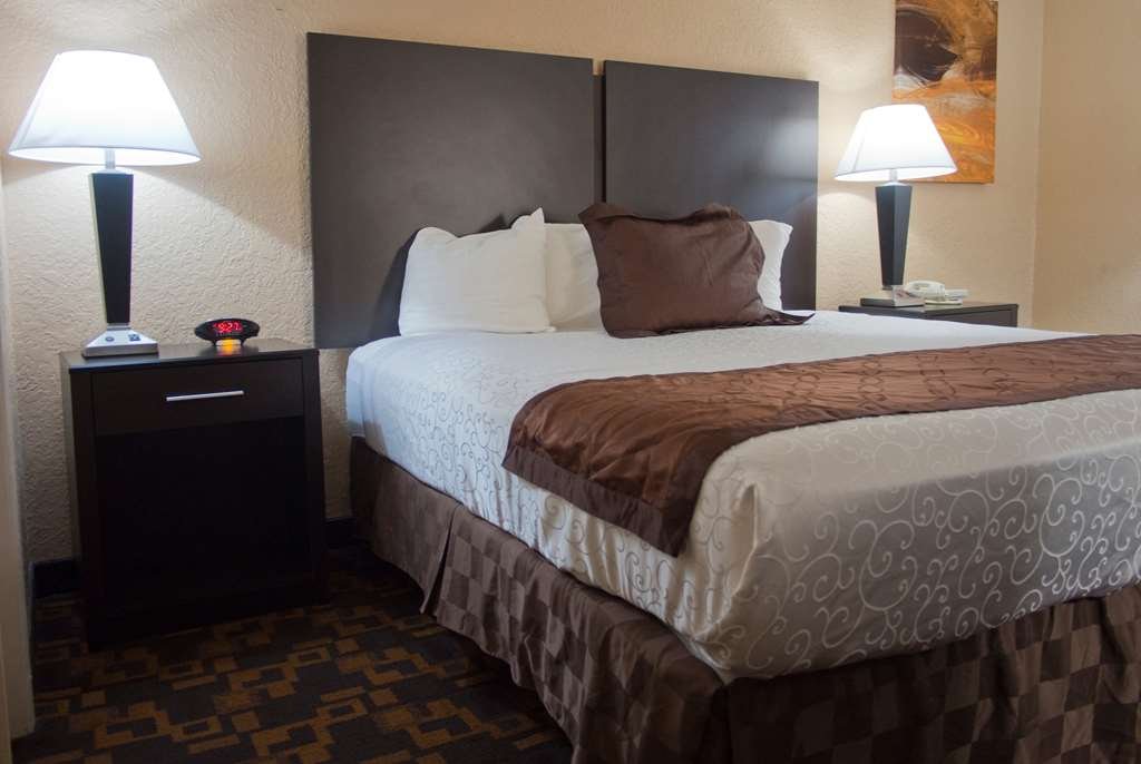 Фото Days Inn & Suites by Wyndham Coralville Iowa City