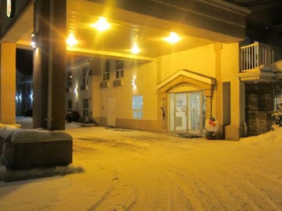 Фото Super 8 by Wyndham Revelstoke Bc