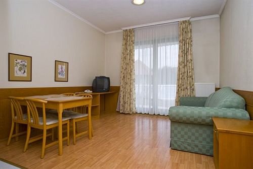 Фото Отель Holiday Club Apartman