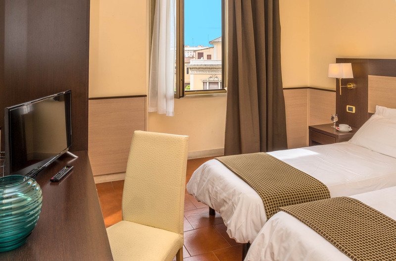 Фото Hotel Portamaggiore