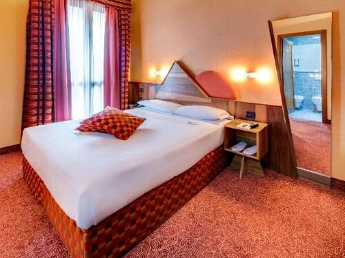 Внешний вид отеля La Villa, Sure Hotel Collection by Best Western в Иврее, фото 2