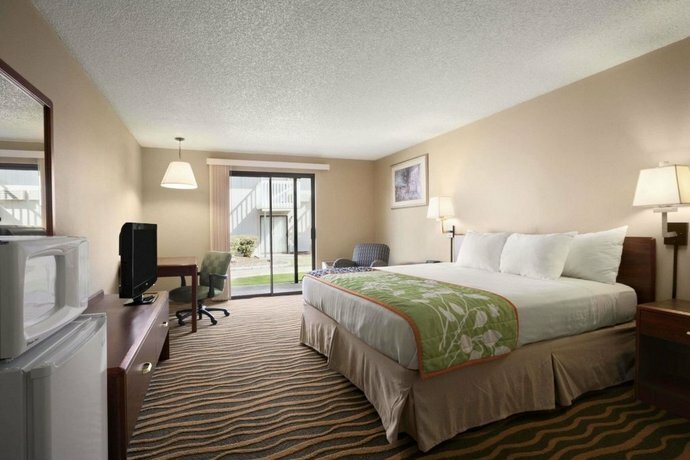 Howard Johnson Hotel & Suites by Wyndham Tacoma