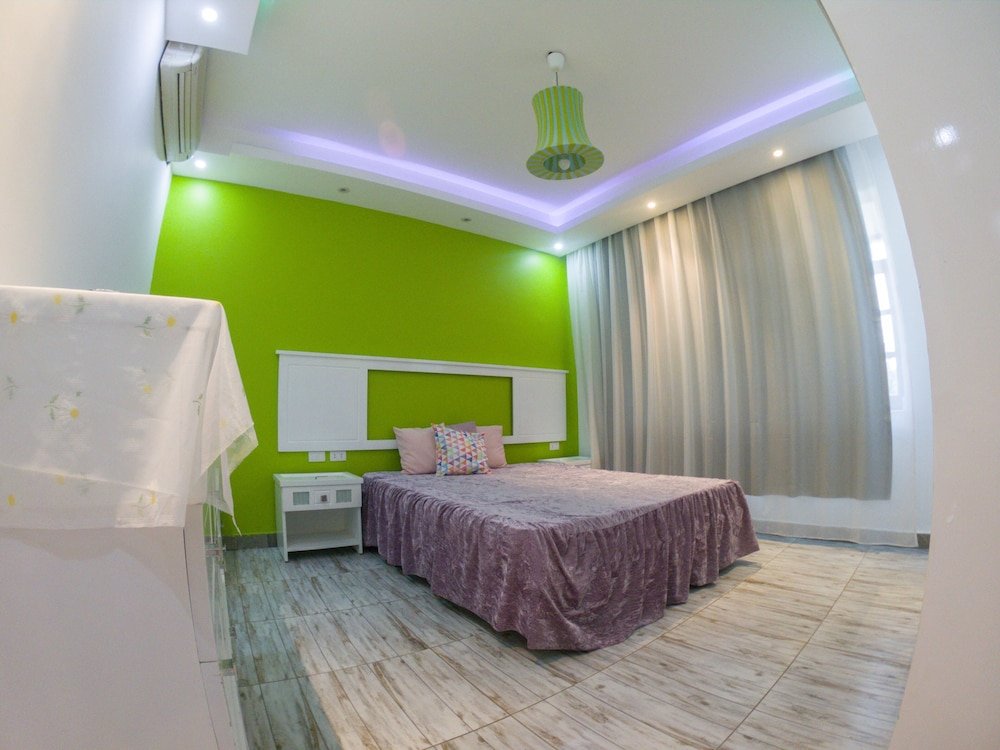 Фото One Bedroom Apart Deep Purple by Pool