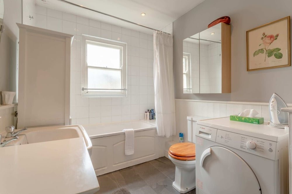 Фото Charming 2 Bedroom Home in West London