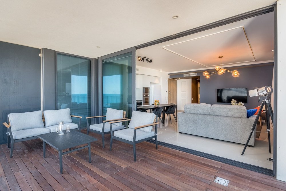 Фото Front of Beach next to RoyalBeach Hotel