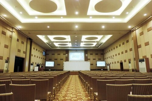 Гостиница Dewarna Hotel & Convention