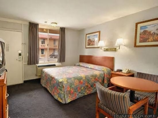 Фото Super 8 by Wyndham Redlands/San Bernardino