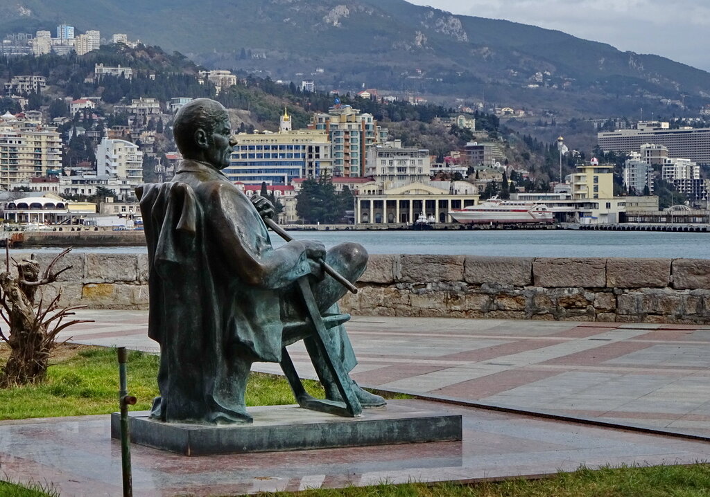 Genre sculpture Памятник М. Пуговкину, Yalta, photo