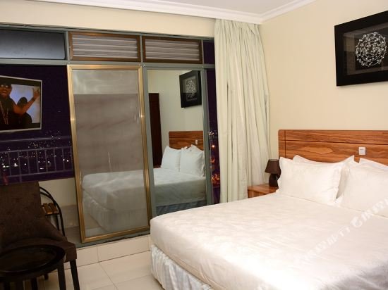 Фото La Posh Hotel