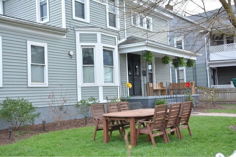 Гостиница The 1023 With Private Yard & Parking, Near Falls & Casino by Niagara Hospitality