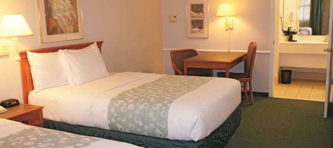 Фото Days Inn by Wyndham San Diego Vista