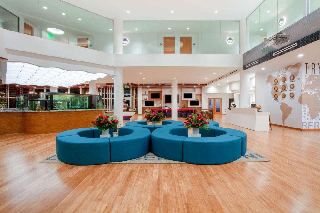 Фото Tryp by Wyndham Maritime Fort Lauderdale