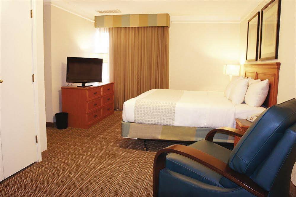 Фото La Quinta Inn & Suites by Wyndham Oklahoma City Airport