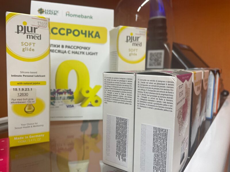 Juda shaggy pussies, katta kokrak va tor bel, keng kalçalar