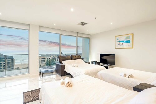 Жильё посуточно Glenelg Skyline Beachfront Penthouse, Adelaide в Аделаиде