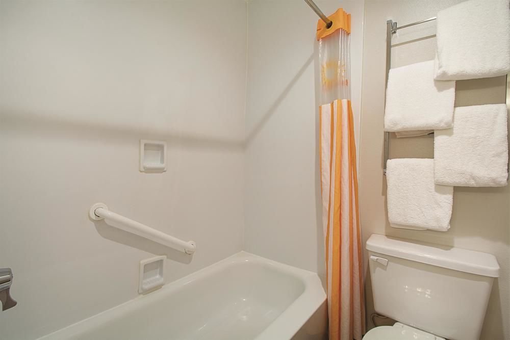 Фото La Quinta Inn by Wyndham Auburn Worcester