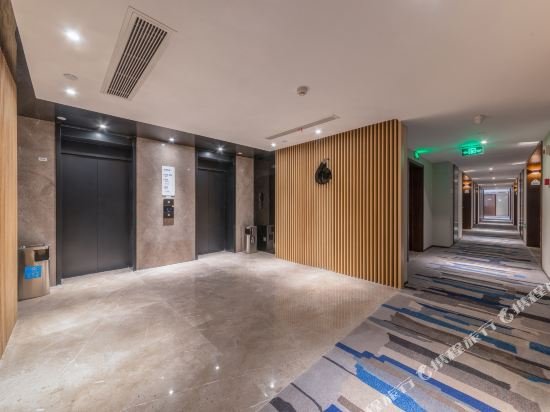 Фото Holiday Inn Express Ningbo City Center