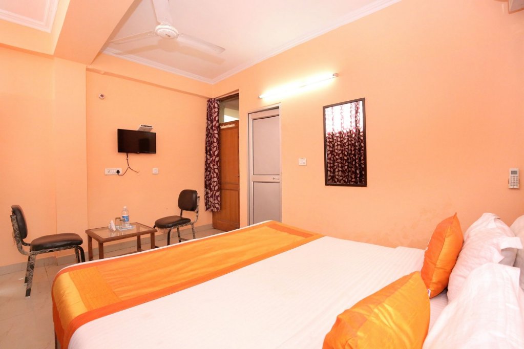 Фото Oyo 10463 Hotel Paras