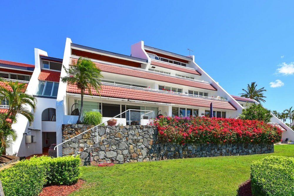 Short-term housing rental Bella Azure Ocean-view Apartment with Golf Buggy, Queensland, photo