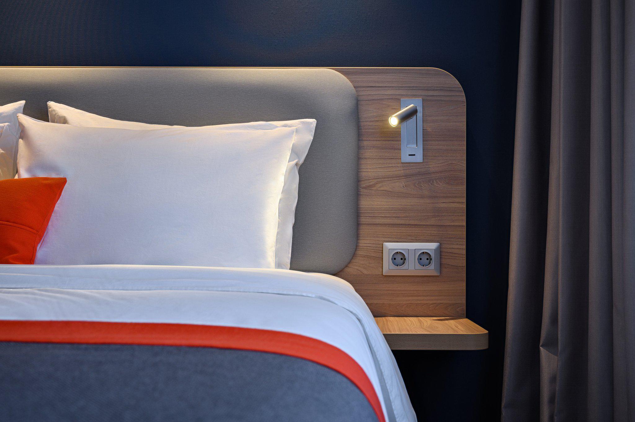 Фото Holiday Inn Express Almaty