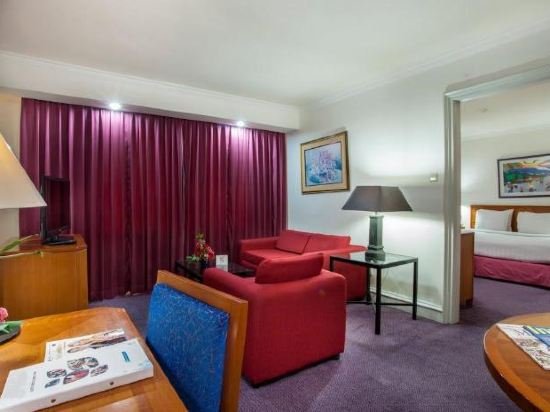 Фото Surabaya Suites Hotel Powered by Archipelago