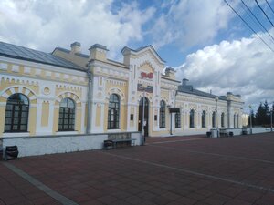 В память о подвиге железнодорожников, погибших 14 октября 1941 г. во время первого авианалета на г. Тихвин (Privokzalnaya ploshchad, 1), memorial plaque, foundation stone