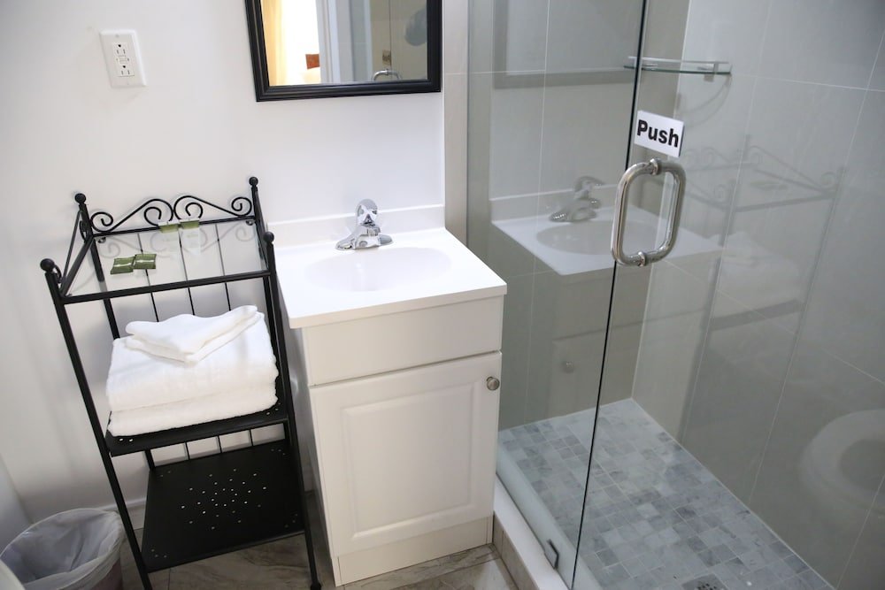 Фото Elegant Suite at 700 Bathurst