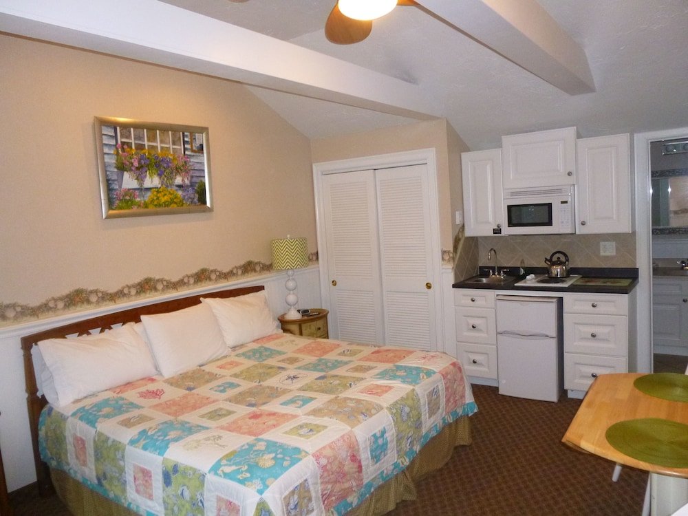 Фото Falmouth Heights Motor Lodge