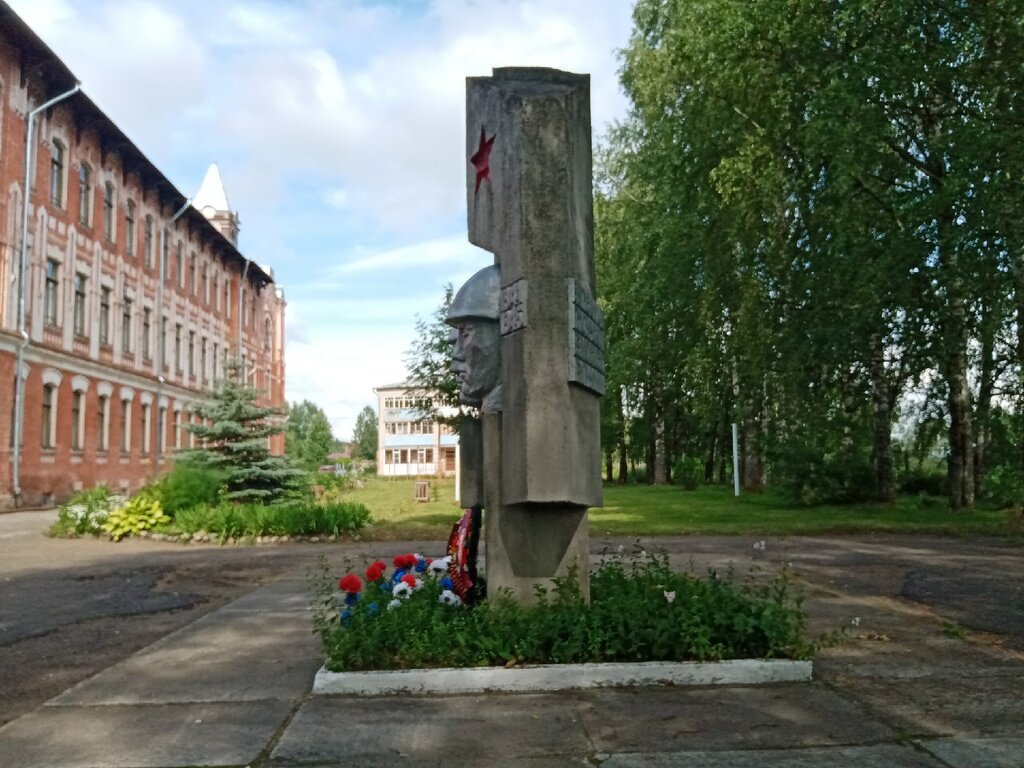 Памятник, мемориал Курсантам Великоустюгского и Пуховического училищ и защитникам края в годы Гражданской и Великой Отечественной войн, Великий Устюг, фото