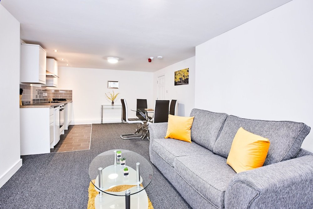 Фото Midway Apartments