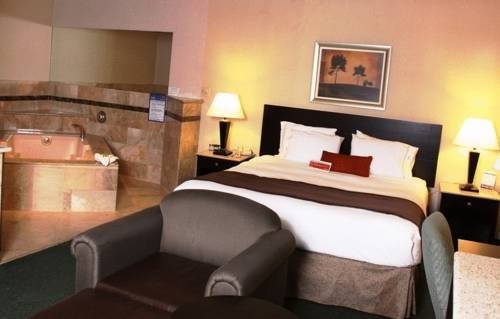 Фото Ramada by Wyndham Culver City