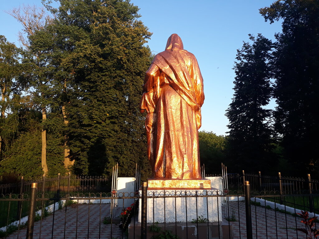 Monumento, memorial Братская могила Скорбящая мать и пионер, , foto