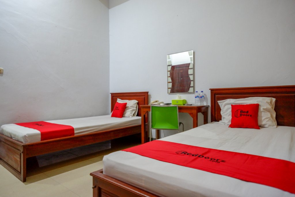 Фото RedDoorz @ Hotel Bravo Pantai Kamali Bau Bau